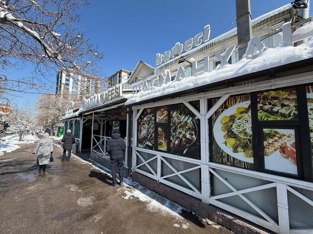 В Алматы сносят незаконное кафе