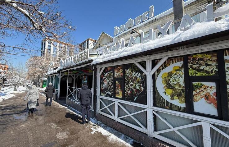 В Алматы сносят незаконное кафе