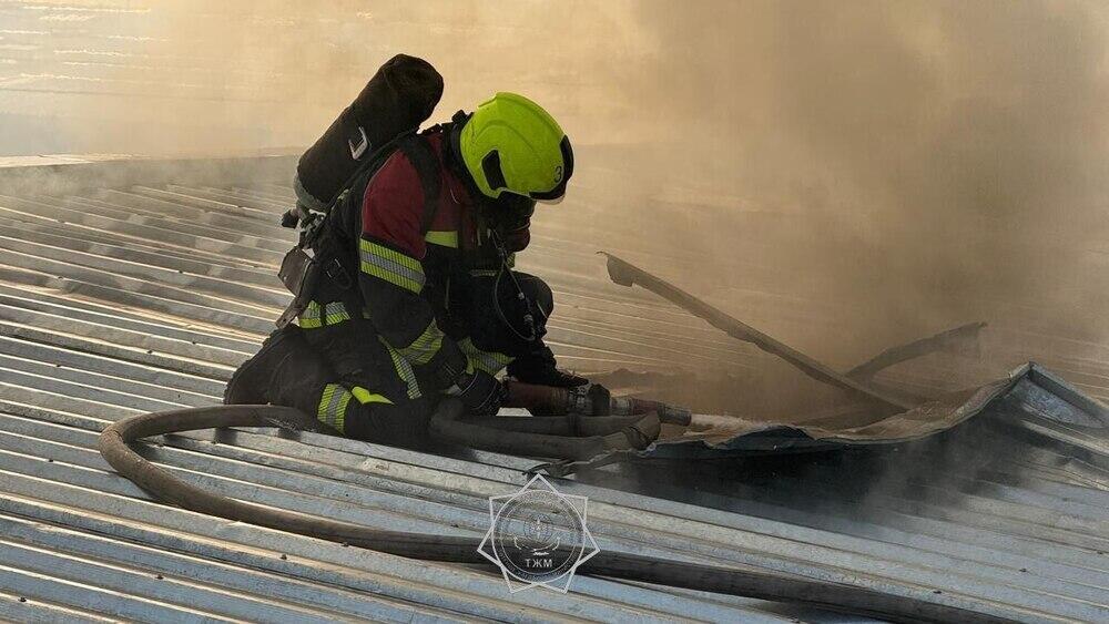 Крупный пожар потушили в районе барахолки в Алматы