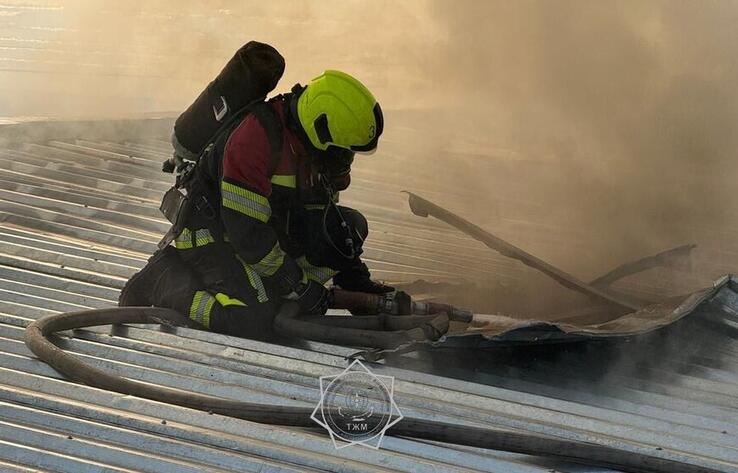 Крупный пожар потушили в районе барахолки в Алматы