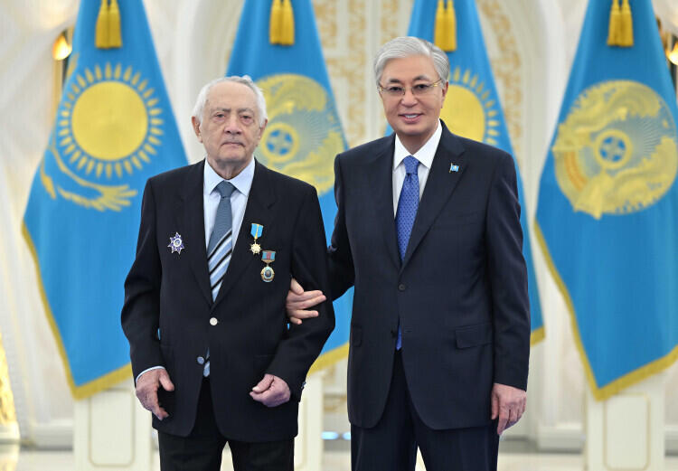 Президент Қасым-Жомарт Тоқаев Ерванд Ильинскийге "Қазақстанның Еңбек Ері" атағын тапсырды
