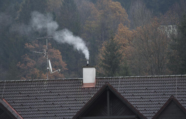 Опрос KT: 70% респондентов не поддерживают запрет на отопление домов углем и дровами в Алматы
