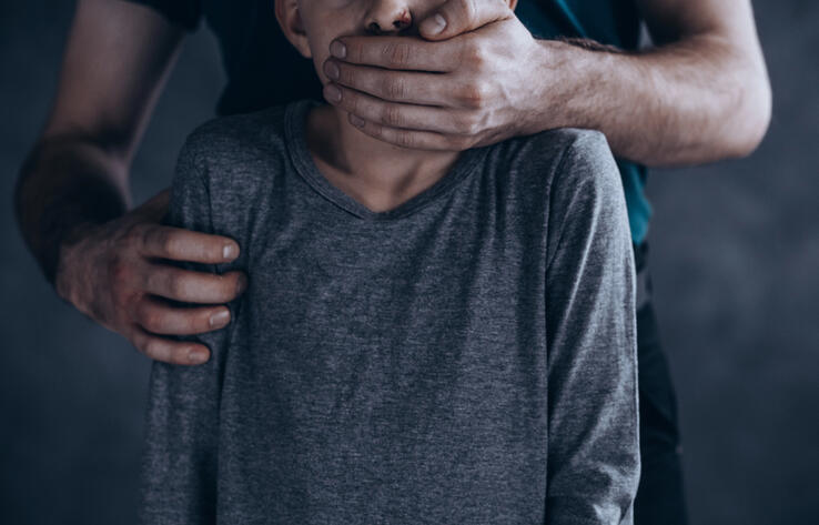 Казахстанца обвинили в неоднократном изнасиловании двух детей
