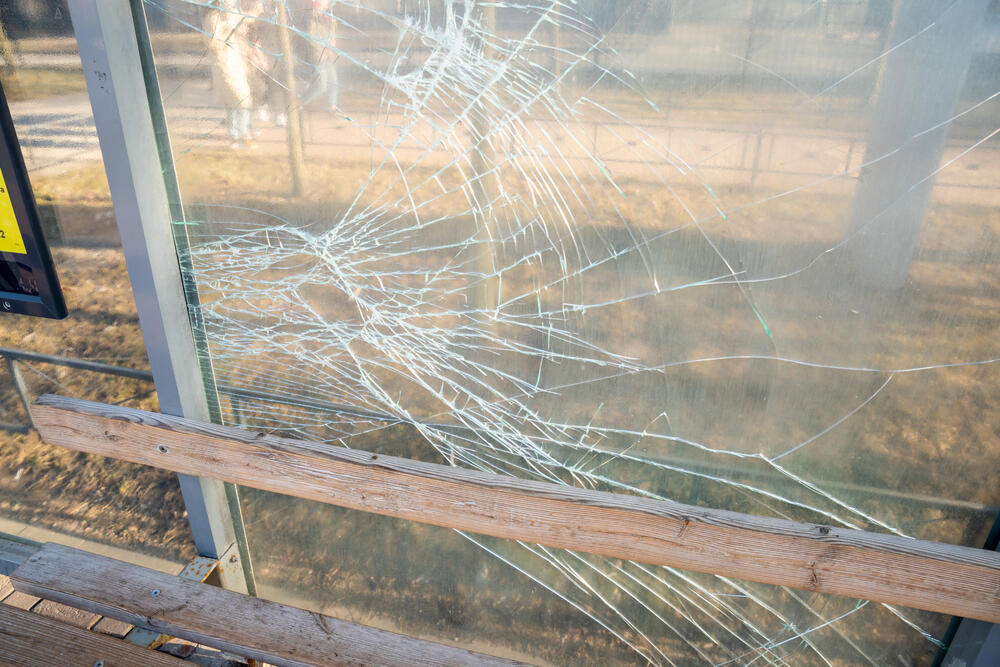 В Шымкенте три девушки разгромили автобусную остановку