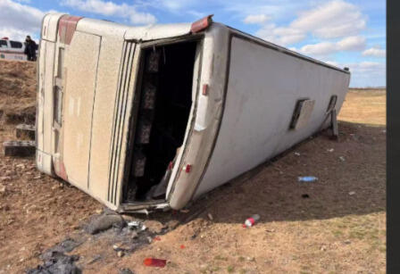 Автобус с 50 вахтовиками перевернулся в Карагандинской области