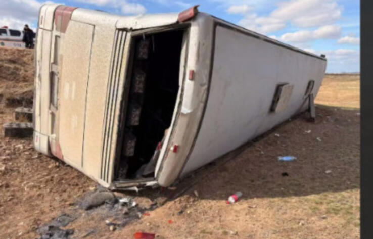 Автобус с 50 вахтовиками перевернулся в Карагандинской области
