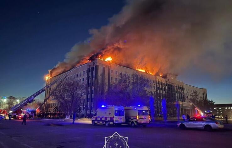 В Актобе горит здание акимата