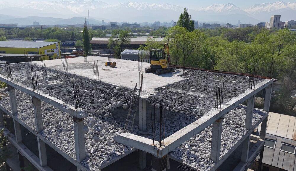 Недостроенное пятиэтажное здание сносят в Алматы по решению суда