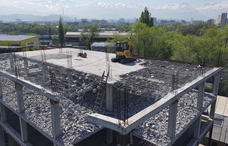 Недостроенное пятиэтажное здание сносят в Алматы по решению суда