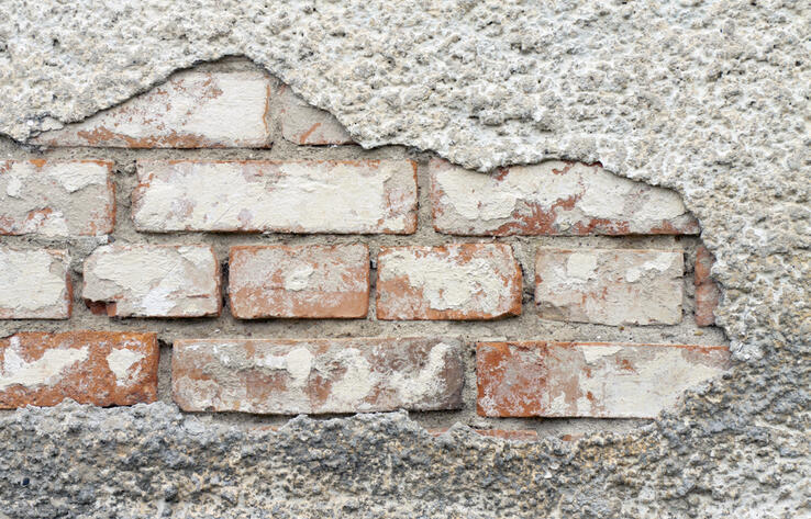 Кирпич упал на голову ребенка в Карагандинской области