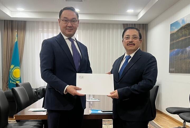 The Ambassador of El Salvador Presents Copies of Letters of Credence