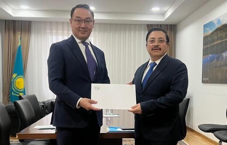 The Ambassador of El Salvador Presents Copies of Letters of Credence