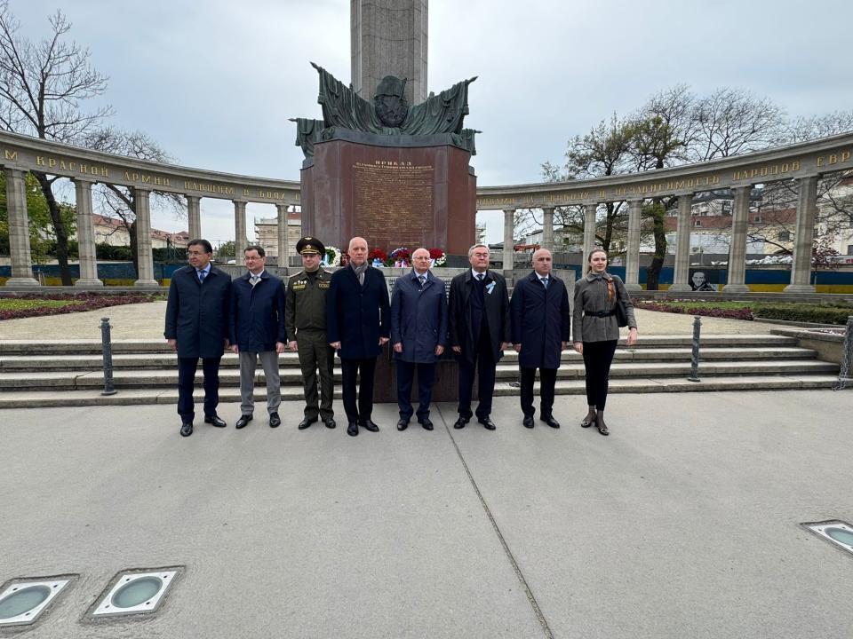 Diplomats Laid Wreaths at the Soviet War Memorial in Vienna