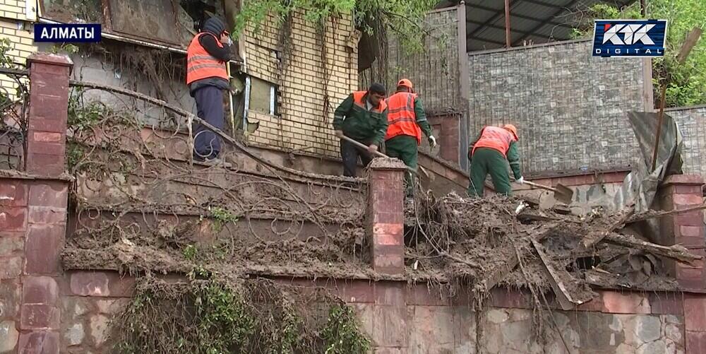 В Алматы оплывина обрушилась на дом после дождей