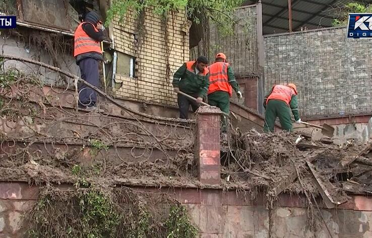 В Алматы оплывина обрушилась на дом после дождей