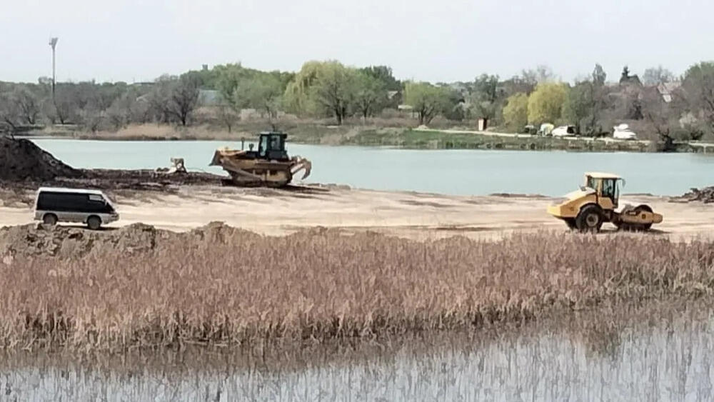 Популярное у алматинцев озеро с лотосами может пострадать из-за строительства новой дороги
