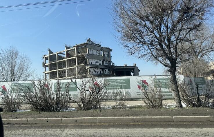 В Алматы снесли долгострой возле озера Сайран
