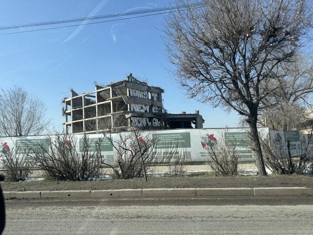 В Алматы снесли долгострой возле озера Сайран
