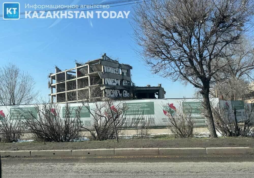 В Алматы снесли долгострой возле озера Сайран
