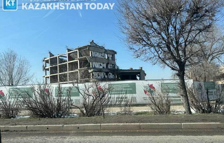 В Алматы снесли долгострой возле озера Сайран
