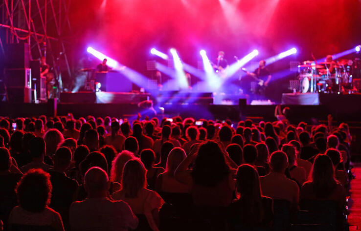 Казахстанцев будут заранее предупреждать о фонограмме на концертах