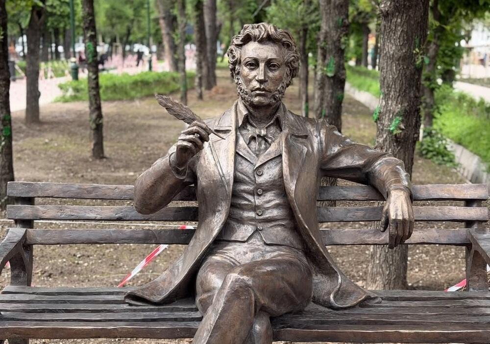 На улице Пушкина в Алматы установили скульптуру поэта и персонажей его произведений