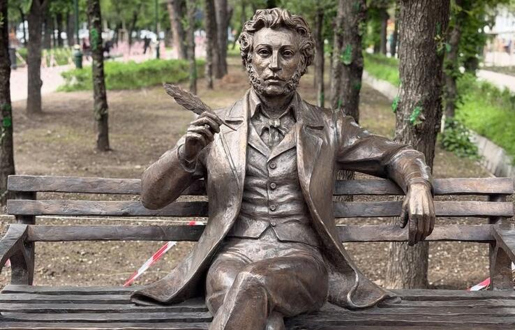 На улице Пушкина в Алматы установили скульптуру поэта и персонажей его произведений