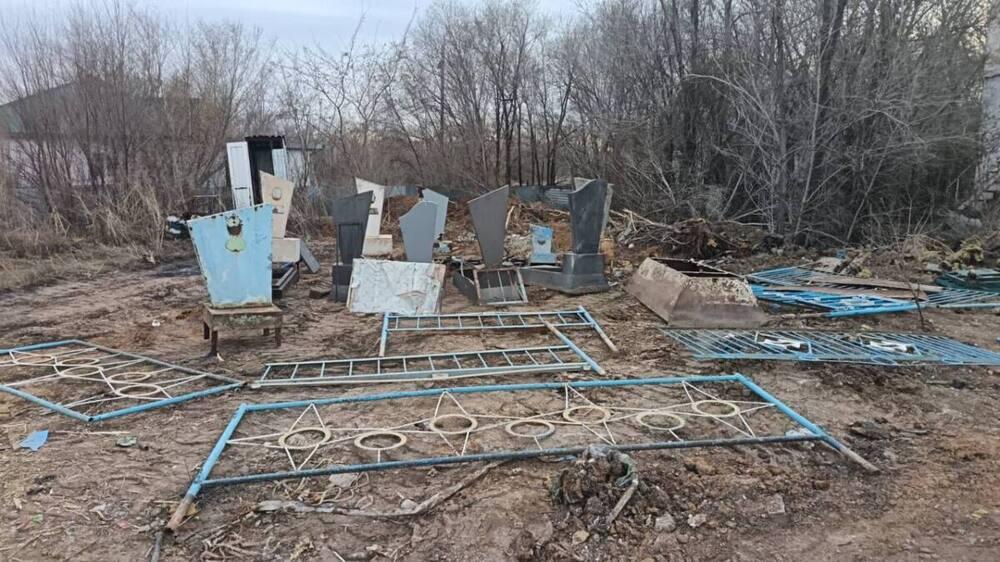 Надгробные памятники и оградки воровали и сдавали в пункт приема металла в Астане