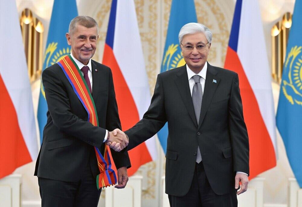 Президент Чехия Премьер-министрін І дәрежелі "Достық" орденімен марапаттады