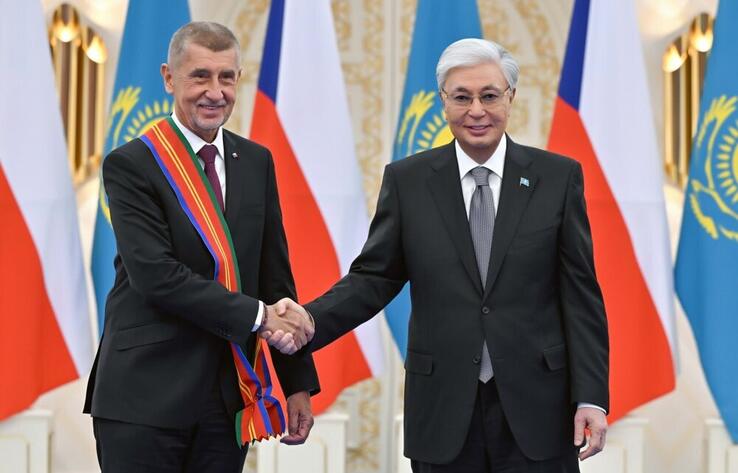 Президент Чехия Премьер-министрін І дәрежелі "Достық" орденімен марапаттады