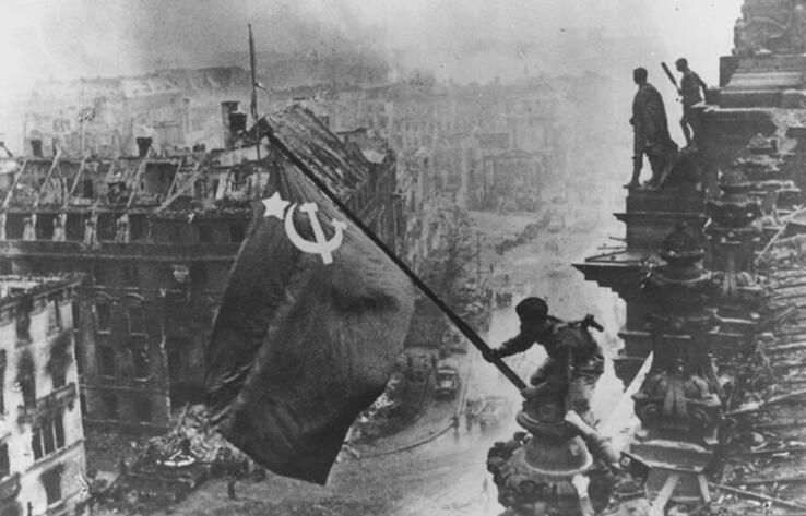 81 год назад над Рейхстагом подняли Знамя Победы