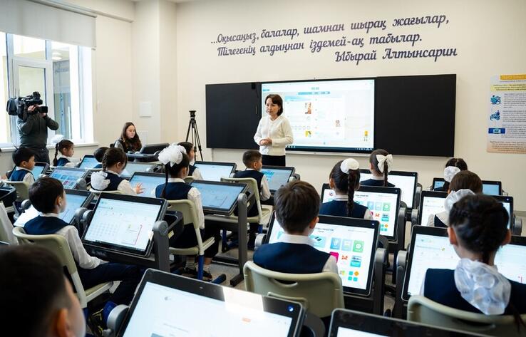 Аида Балаева елорда мектебіндегі TopIQ Smart Class мүмкіндіктерімен танысты