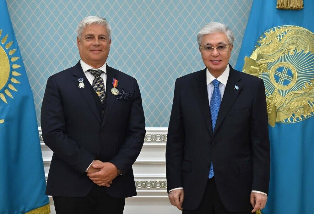 Токаев наградил президента Международной кинологической федерации орденом "Достық" II степени