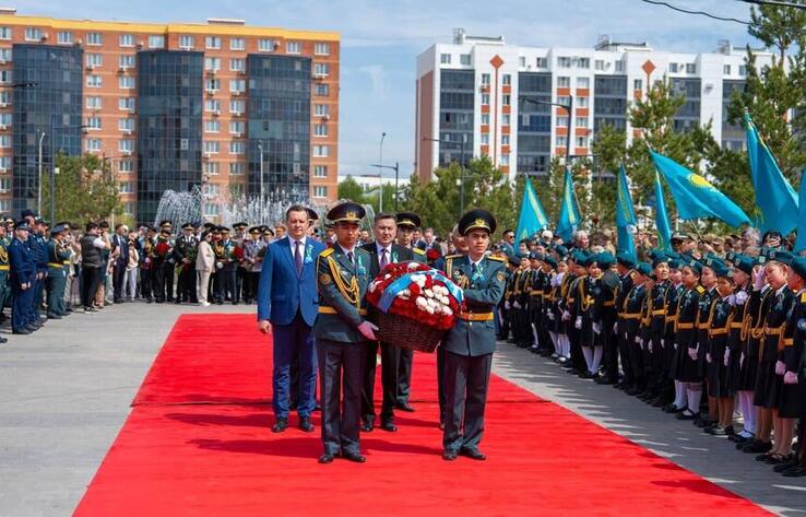 ШҚО әкімі Халық Қаһарманы Сағадат Нұрмағамбетов ескерткішіне гүл шоқтарын қойды