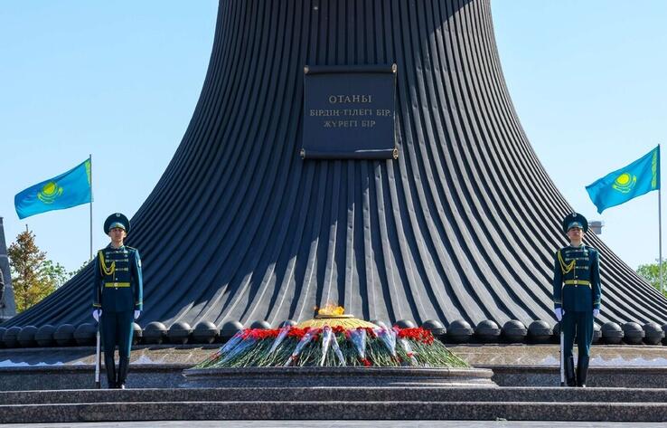 Олжас Бектенов, Мәулен Әшімбаев және Ерлан Қошанов соғыс жылдарында құрбан болғандарды еске алды