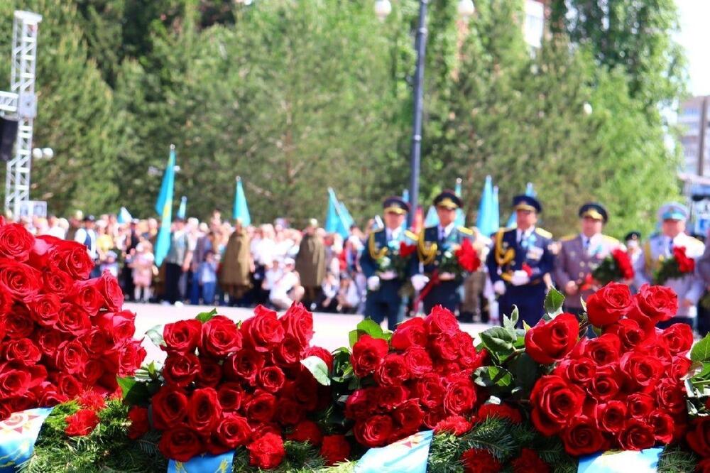 Люди пришли к Вечному огню поклониться героям Великой Отечественной войны. Фото: gov.kz