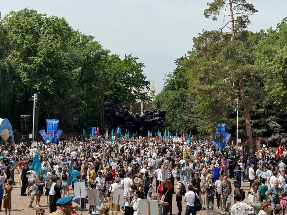Акция "Батырларға тағзым - мәңгі жадымызда" прошла в Алматы. Фото: Kazakhstan Today