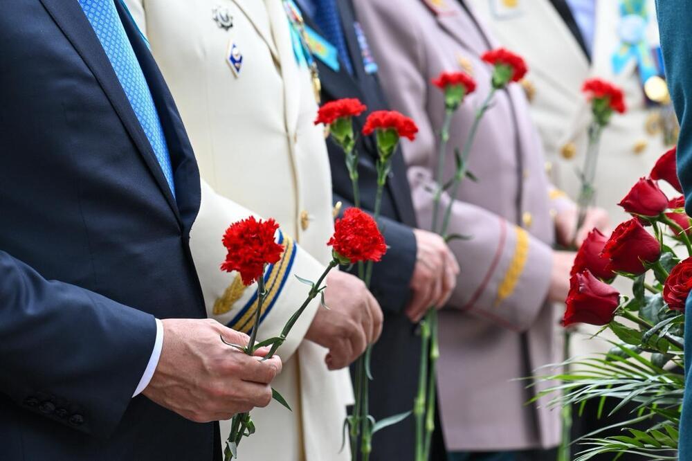 Люди пришли к Вечному огню поклониться героям Великой Отечественной войны. Фото: gov.kz