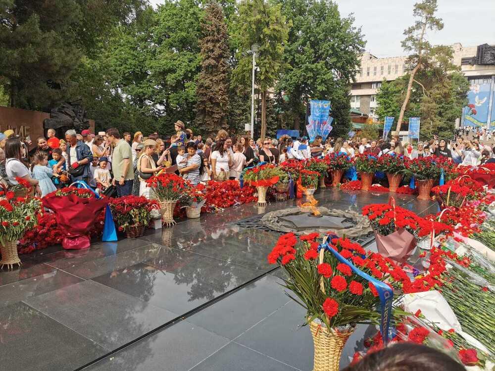 Люди пришли к Вечному огню поклониться героям Великой Отечественной войны. Фото: Kazakhstan Today