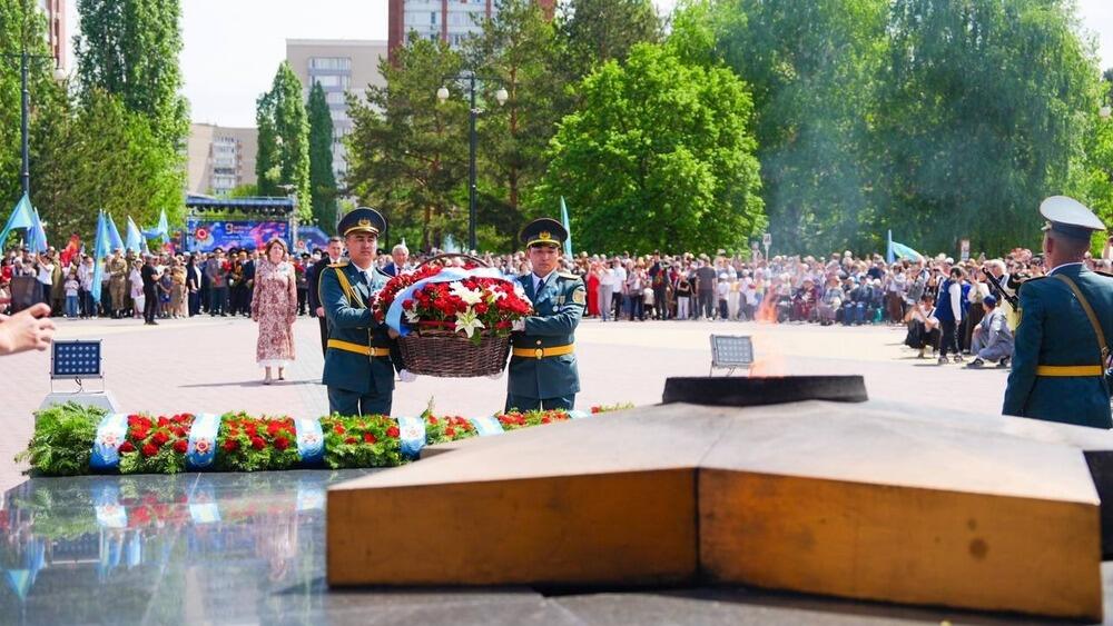 Люди пришли к Вечному огню поклониться героям Великой Отечественной войны. Фото: gov.kz