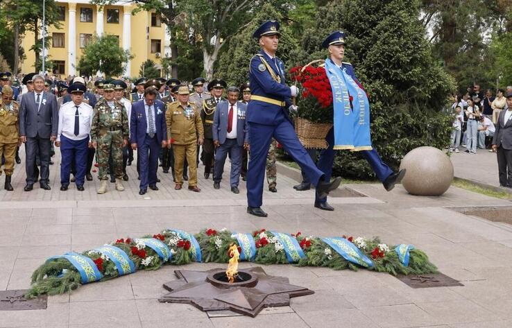 People Pay Tribute to WWII Heroes at the Eternal Flame in Almaty