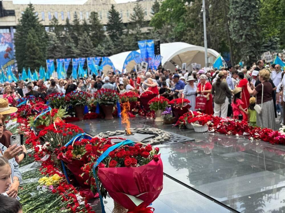 People Gather at the Eternal Flame to Honor WWII Heroes. Images | Kazakhstan Today