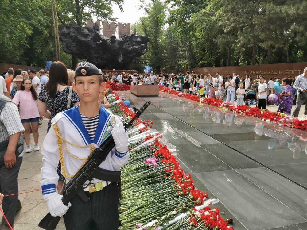 People Gather at the Eternal Flame to Honor WWII Heroes. Images | Kazakhstan Today