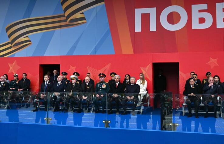 Президент Қасым-Жомарт Тоқаев Ұлы Жеңіс күніне орай өткен әскери шеруге барды