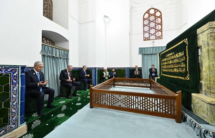 Қазақстан, Әзербайжан, Қырғызстан, Түркия және Өзбекстан президенттері Қожа Ахмет Ясауи кесенесіне зиярат етті