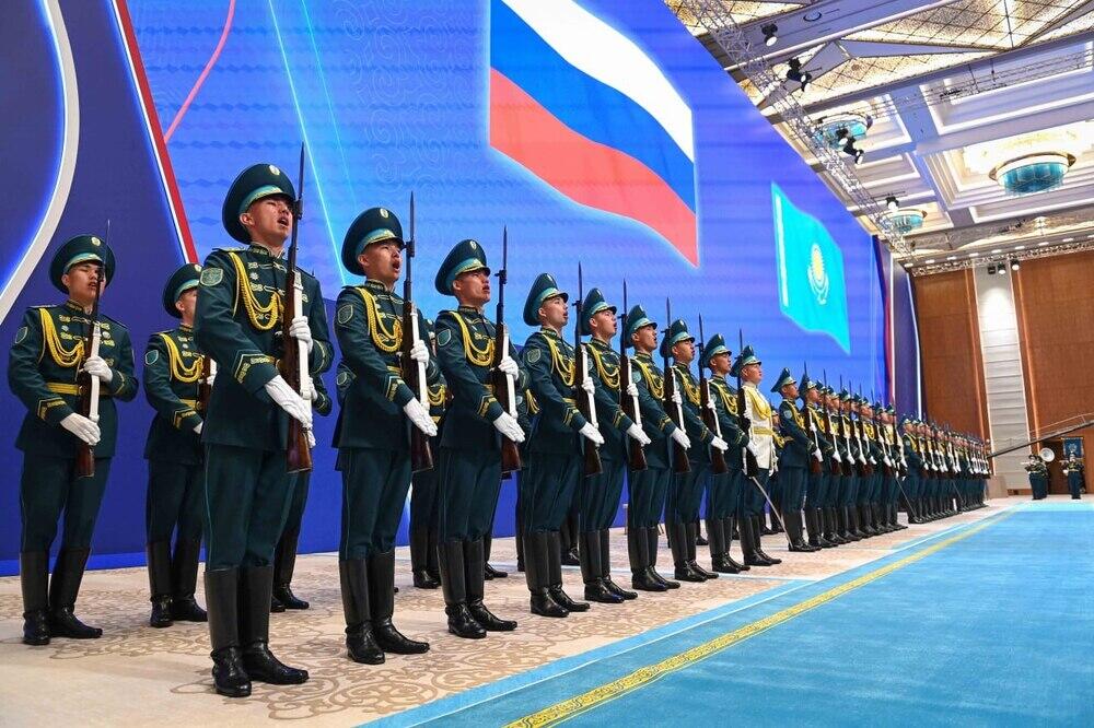 В Астане состоялась торжественная встреча Владимира Путина. Фото: Akorda
