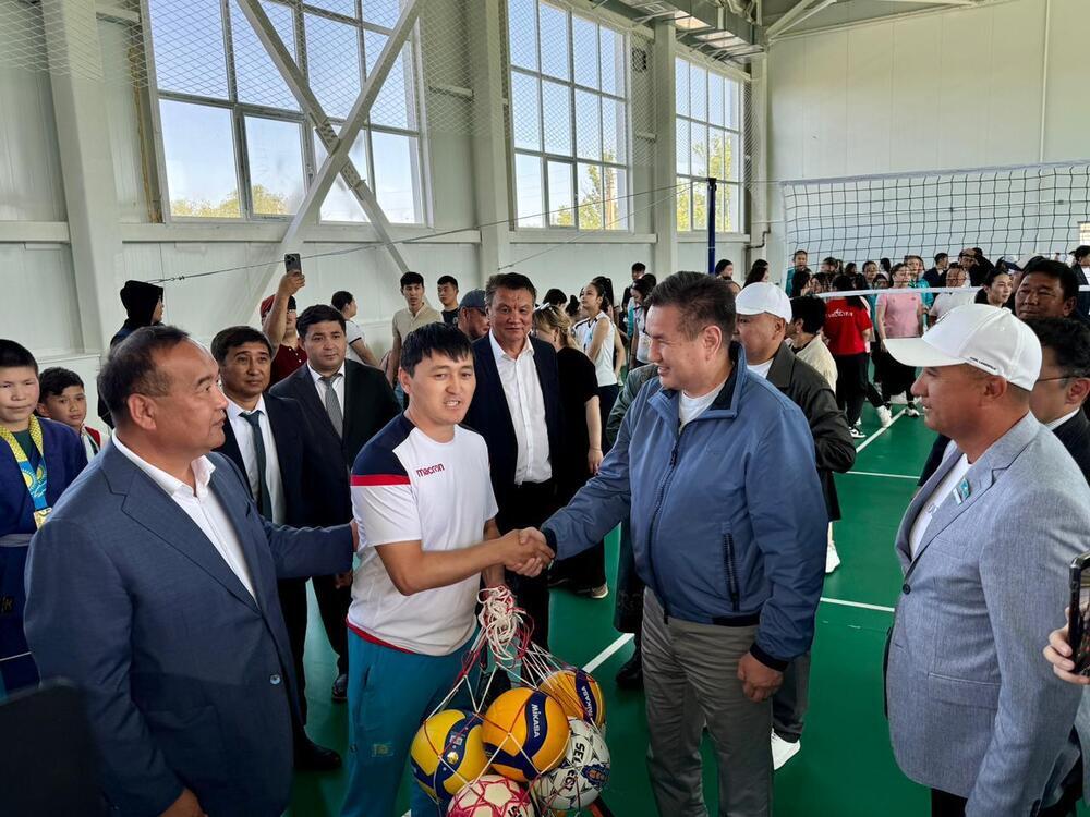 Аким ВКО открыл ФОК в Акжаре и вручил сертификат на микроавтобус