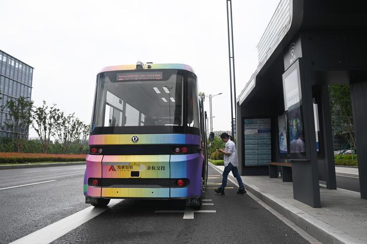 Xi Story: A bus ride across China's urban-rural divide