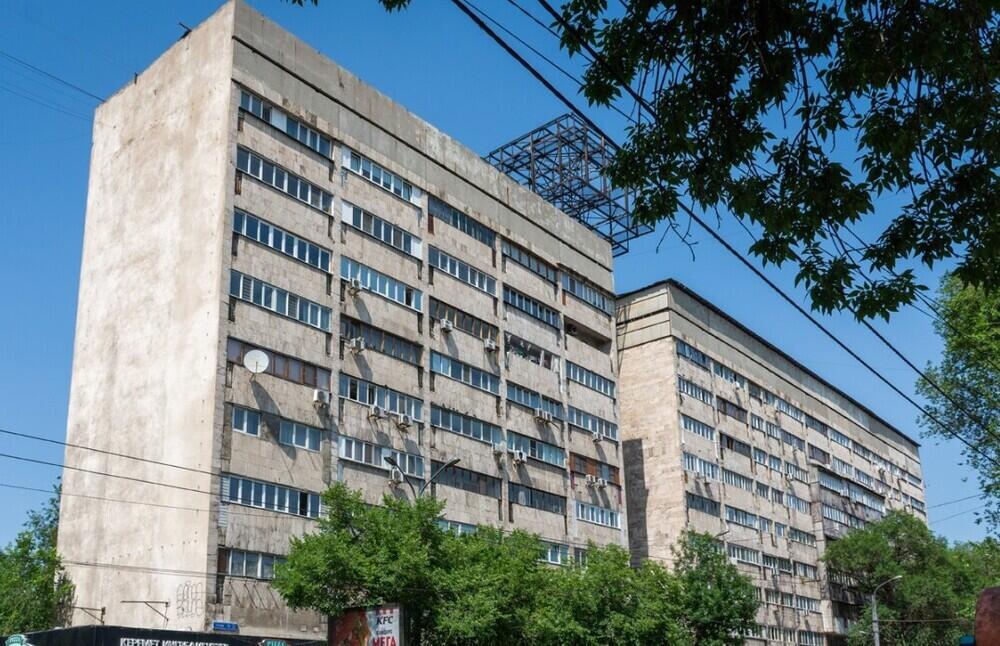В Алматы облицовка жилого дома рухнула на навес кофейни