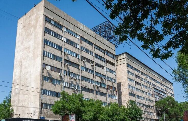 Cladding of Residential Building Collapses onto Coffee Shop Canopy in Almaty
